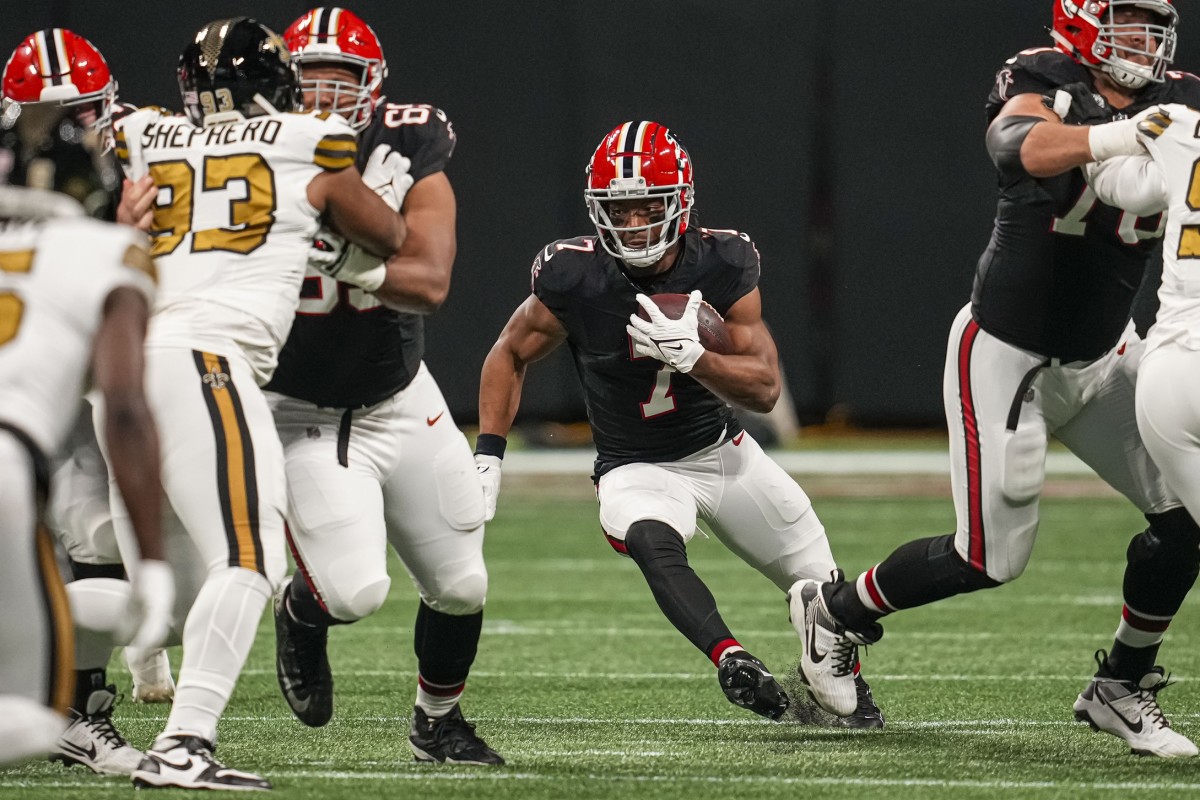 Atlanta Falcons running back Bijan Robinson (7) runs the ball against the New Orleans Saints. Mandatory Credit: Dale Zanine-USA TODAY Sports