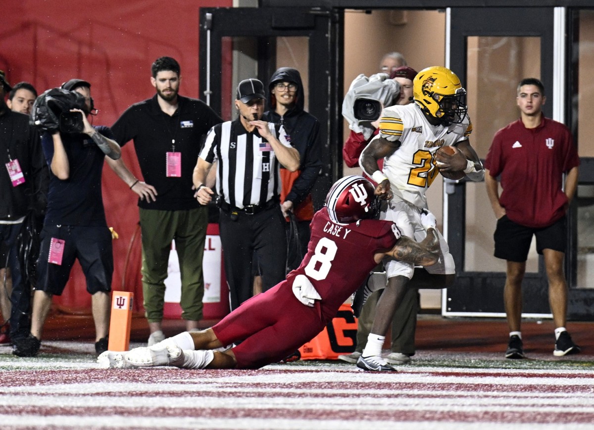 Idaho Vandals running back Anthony Woods (28) is tackled by Indiana Hoosiers linebacker Jared Casey (8).