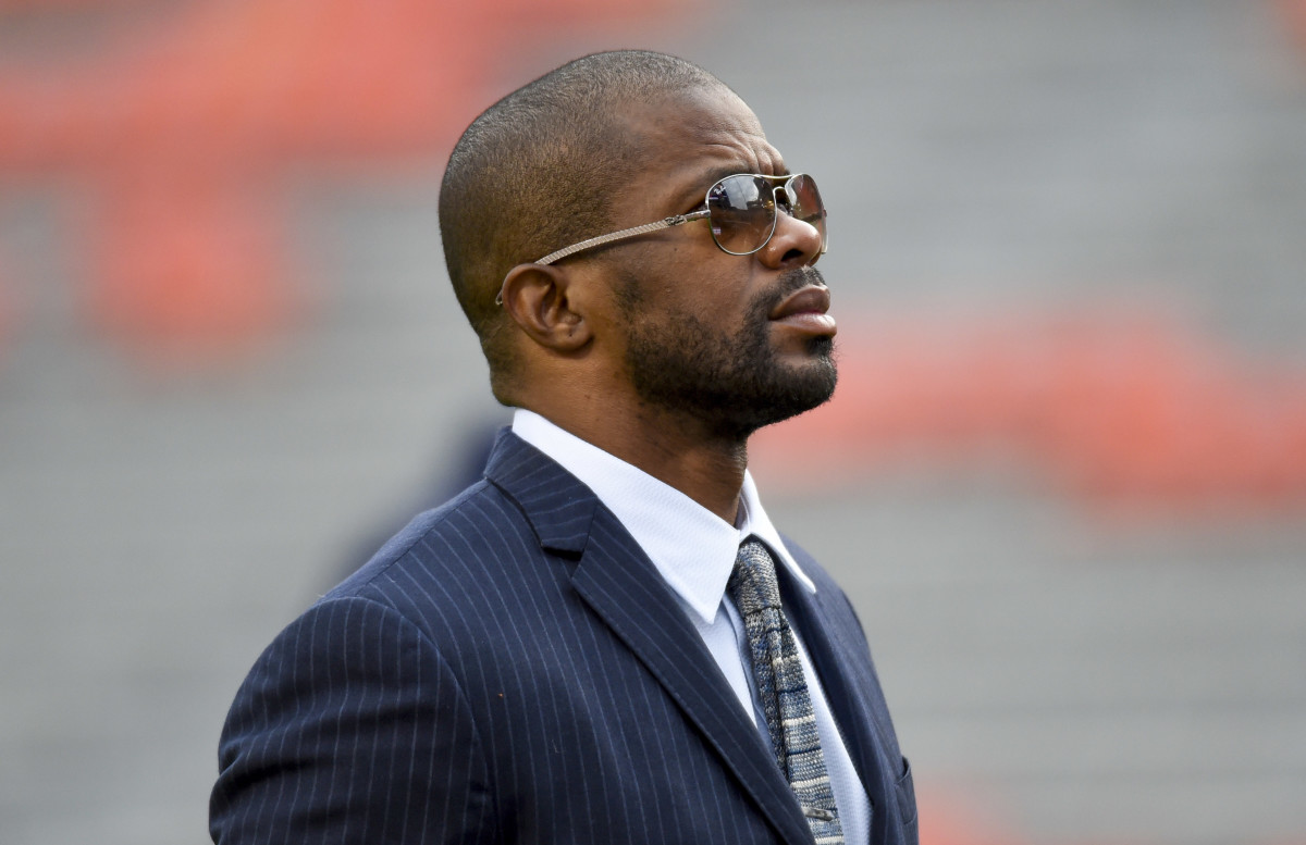 Dameyune Craig walks on the field prior to the game against the Mississippi Rebels at Jordan Hare Stadium in 2015.