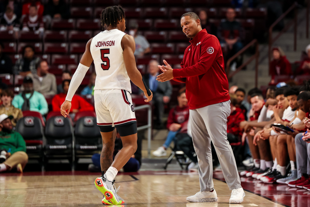 Meechie Johnson chatting with South Carolina head coach Lamont Paris (30th Dec., 2023)