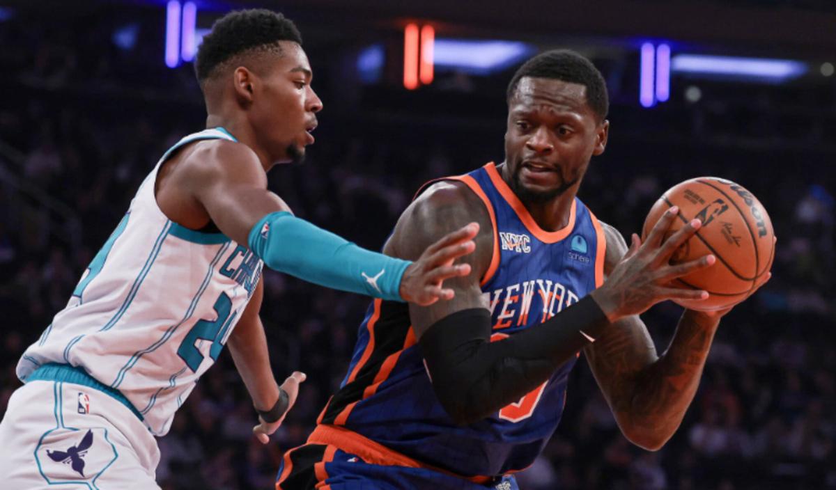 Julius Randle (R) handles the ball during Tuesday's win over Charlotte