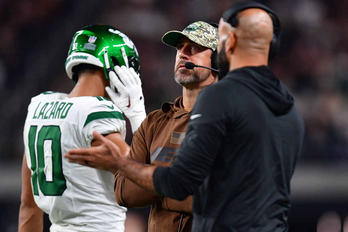 QB Aaron Rodgers interacts with head coach Robert Saleh and WR Allen Lazard