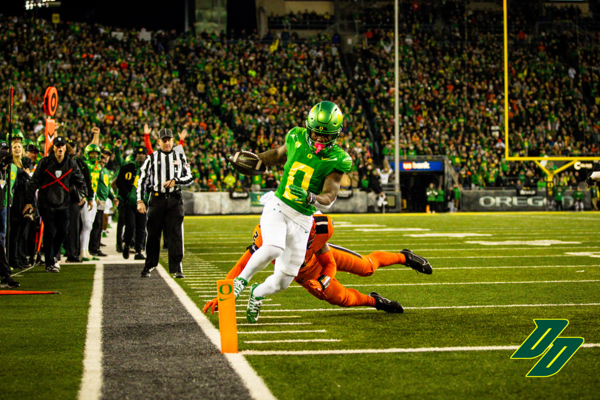 Oregon Ducks running back Bucky Irving runs for a touchdown against the Oregon State Beavers.