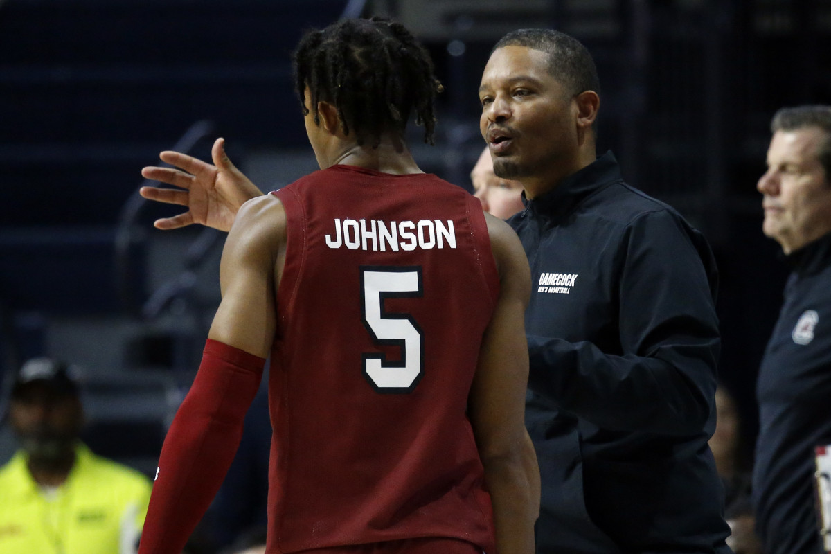 Lamont Paris coaching up Meechie Johnson during a timeout.