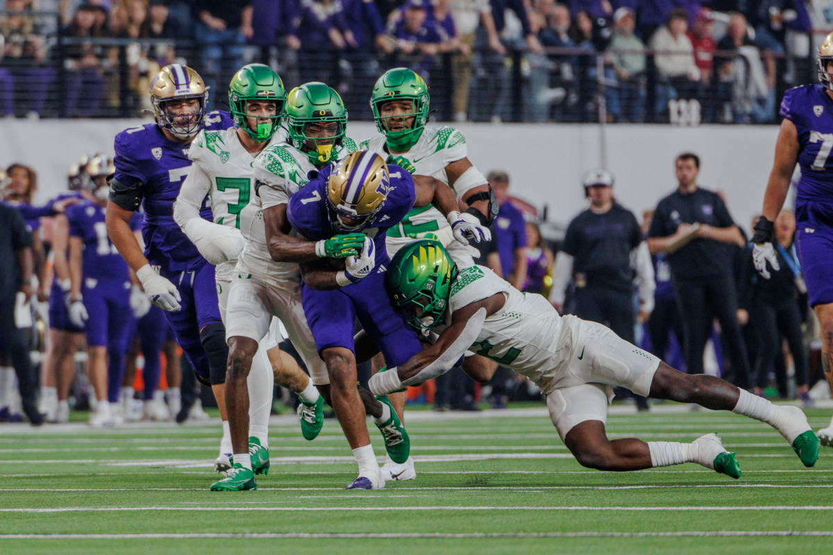 Oregon Ducks linebacker Jeffrey Bassa tackles Dillon Johnson during the Pac-12 championship.