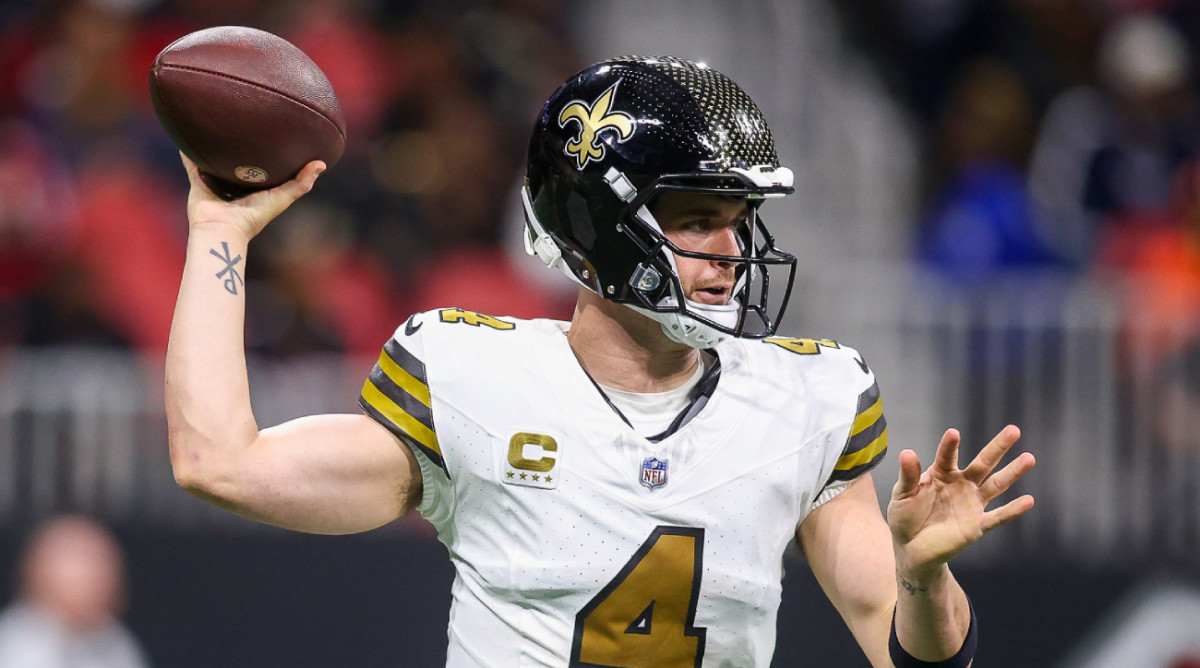 Saints quarterback Derek Carr throws a pass during a game.