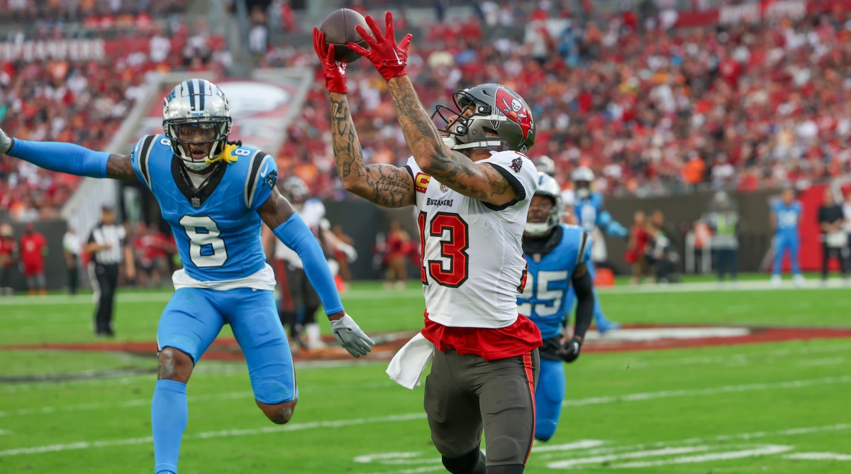 Buccaneers wide receiver Mike Evans catches a pass during the first half of a game against the Panthers.