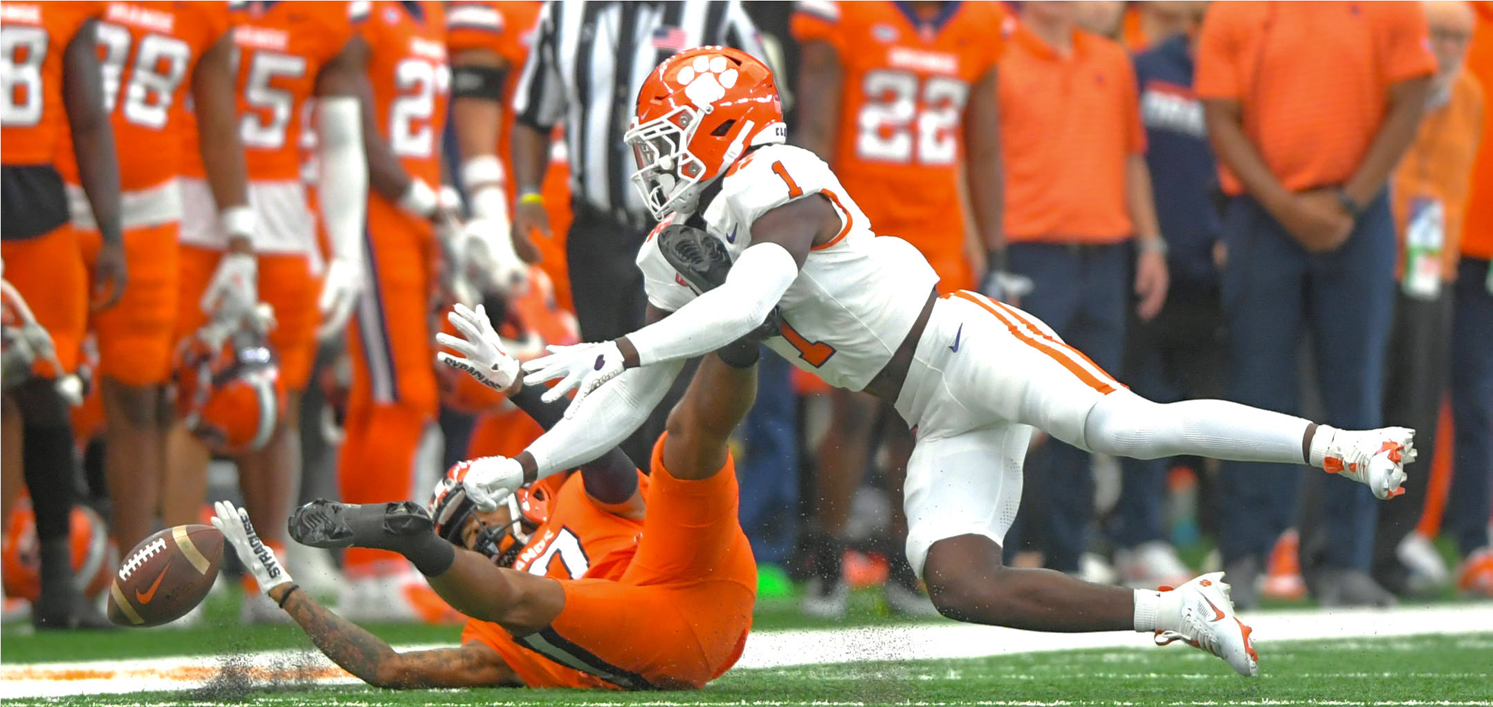 Clemson safety Andrew Mukuba defends a pass against the Syracuse Orange.