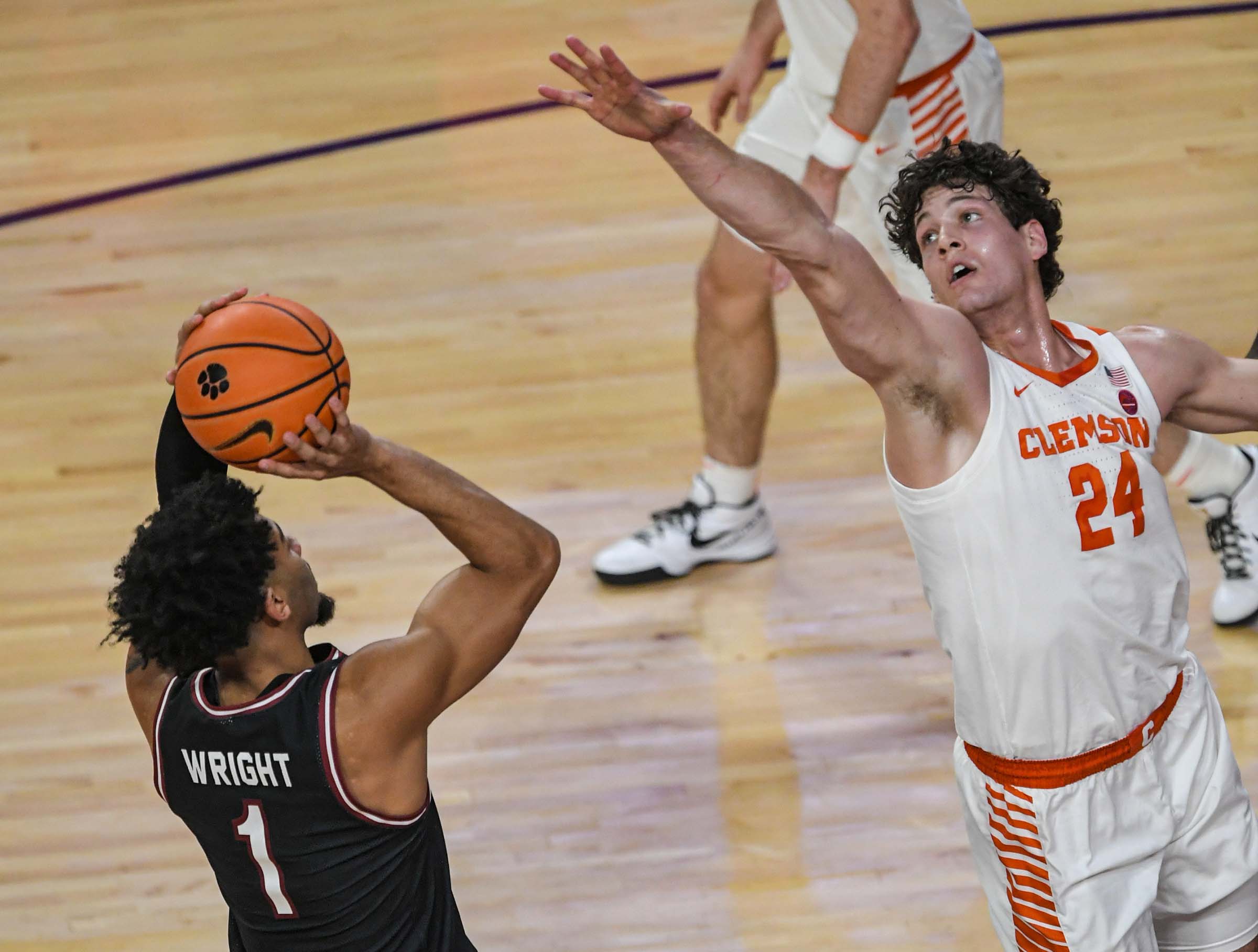 Gamecock guard Jacobi Wright putting up a jumpshot against Clemson's PJ Hall (6th Dec., 2023)