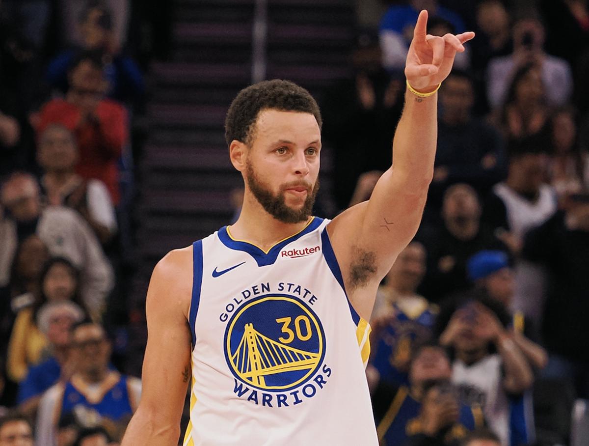 Steph Curry Extends Incredible NBA Record - Inside the Warriors
