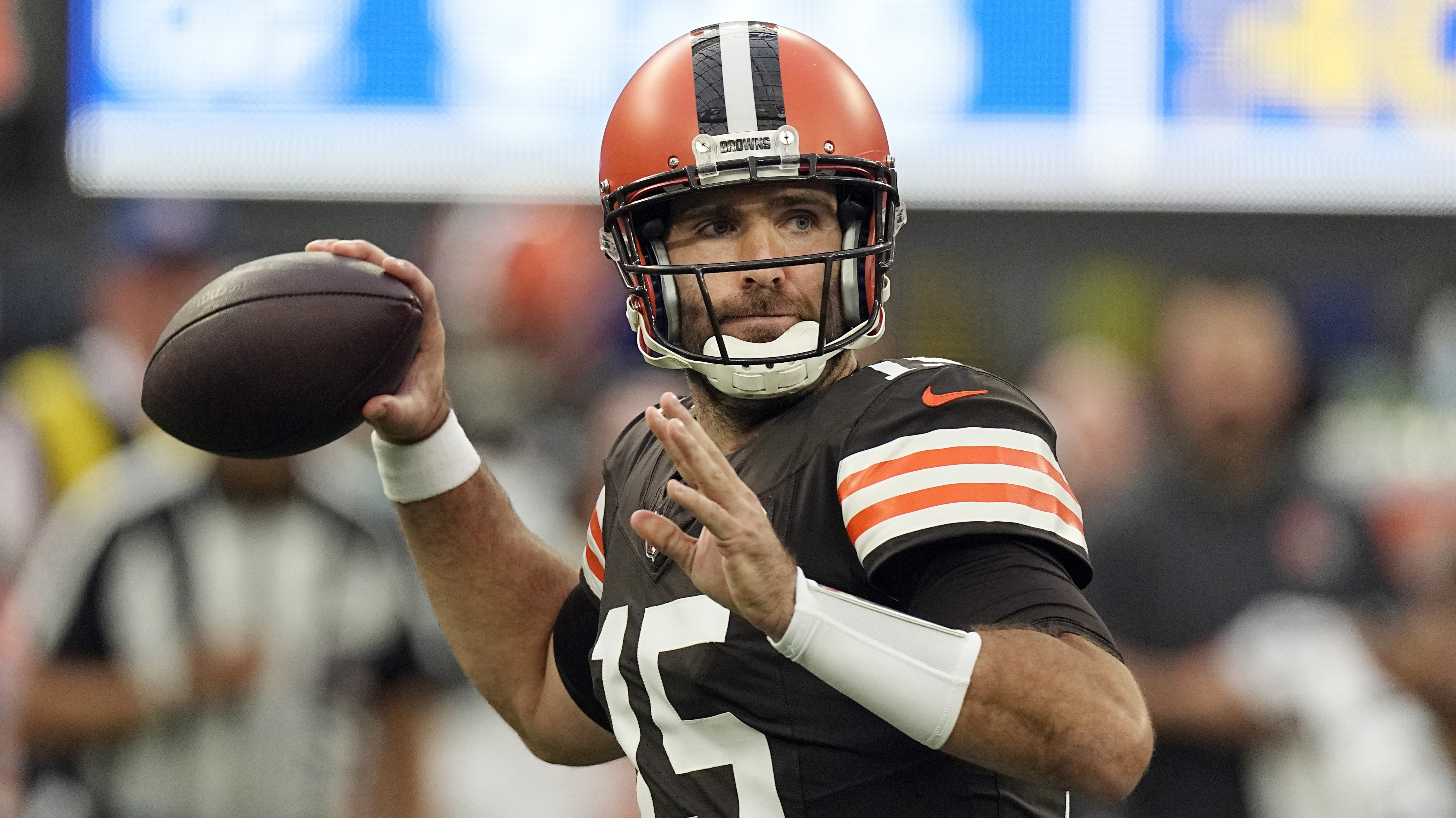 Joe Flacco delivers a pass for the Browns in a game against the Rams