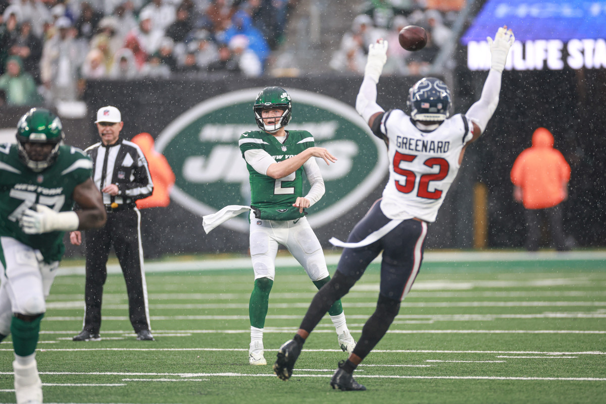 Zach Wilson throws past Jonathan Greenard