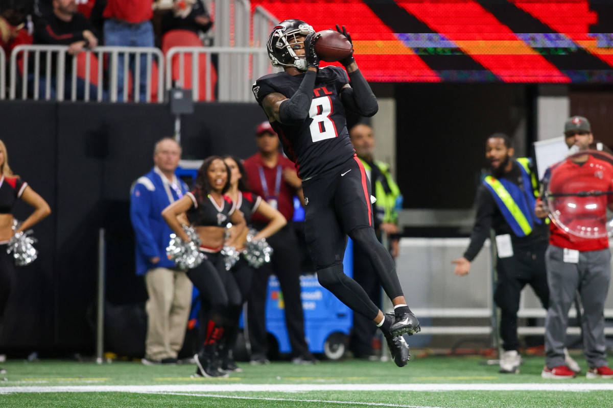 Atlanta Falcons tight end Kyle Pitts (8) catches a pass for a touchdown against the Tampa Bay Buccaneers in the first half at Mercedes-Benz Stadium.