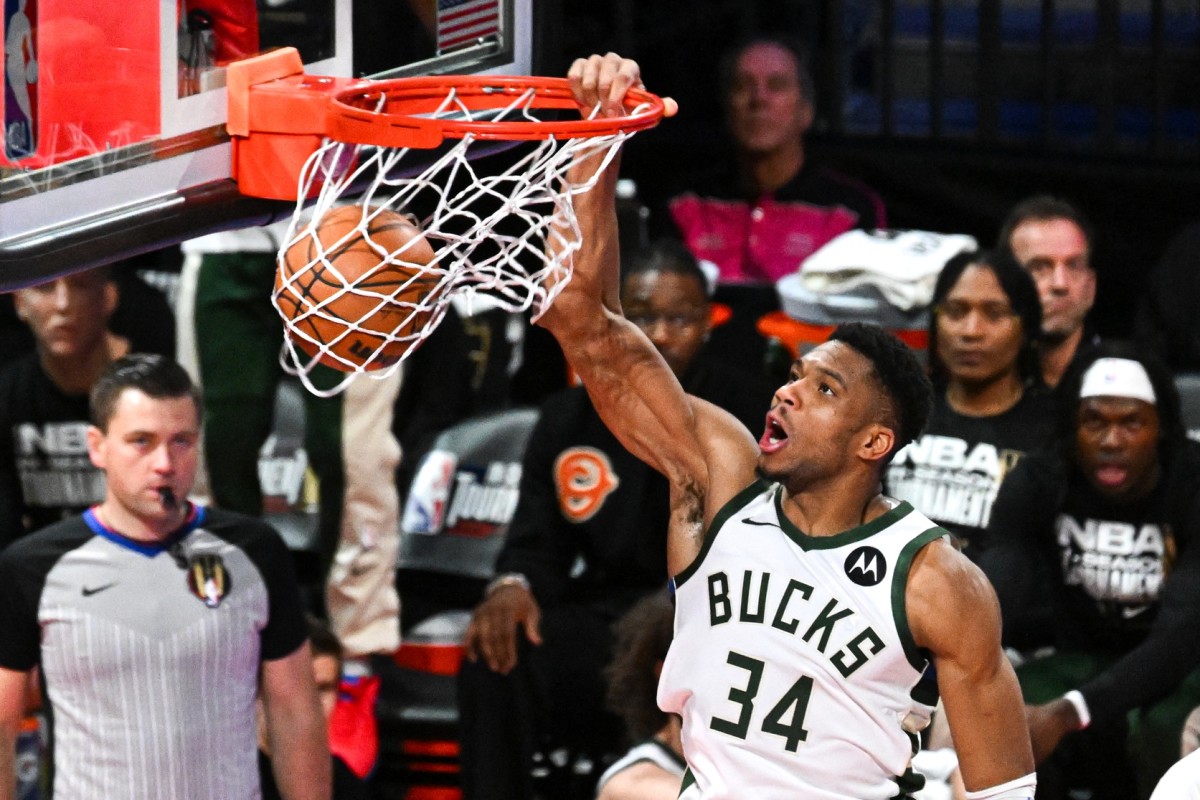 Milwaukee Bucks forward Giannis Antetokounmpo (34) dunks the ball against the Indiana Pacers 