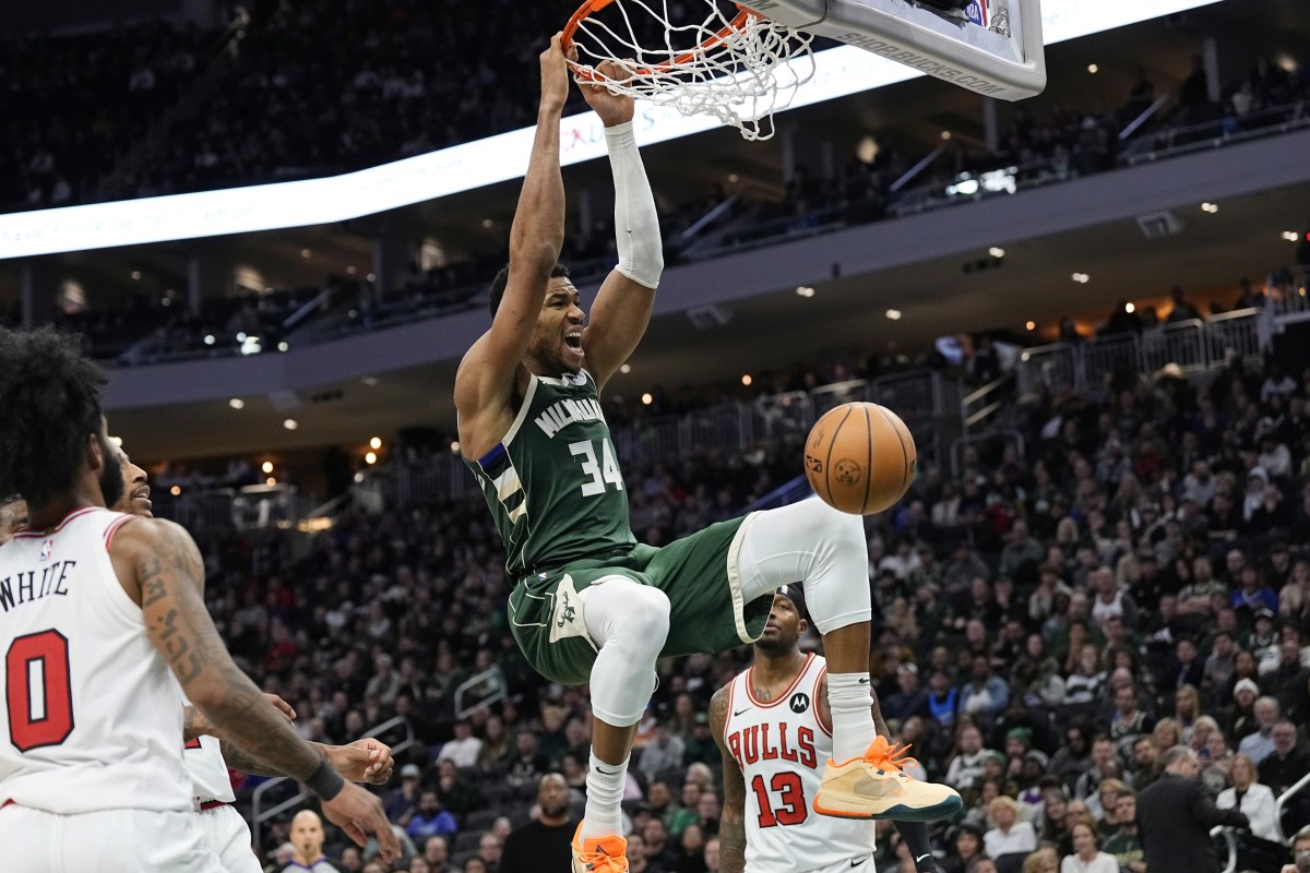 Damian Lillard And Giannis Antetokounmpo S Alley Oop Is Going Viral In Bulls Bucks Game