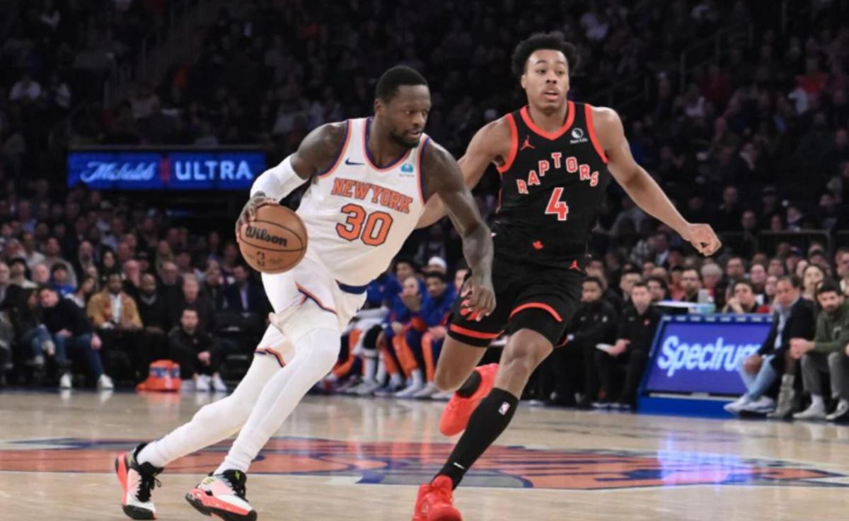 Julius Randle (30) drives against Scottie Barnes during Wednesday's game