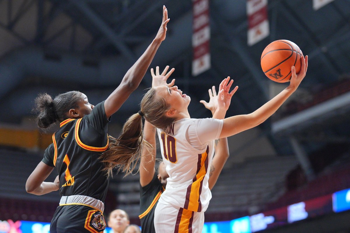 Mara Braun driving to the hoop