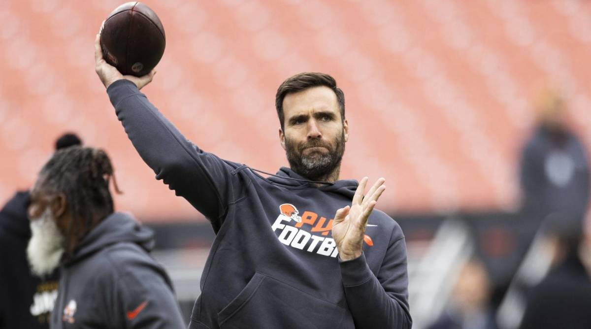 Browns quarterback Joe Flacco throws a pass in warm-ups before a game.