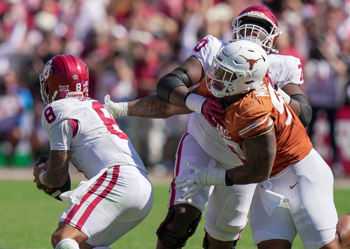 Oklahoma Sooners offensive lineman Cayden Green blocks a Texas Longhorns defensive lineman.