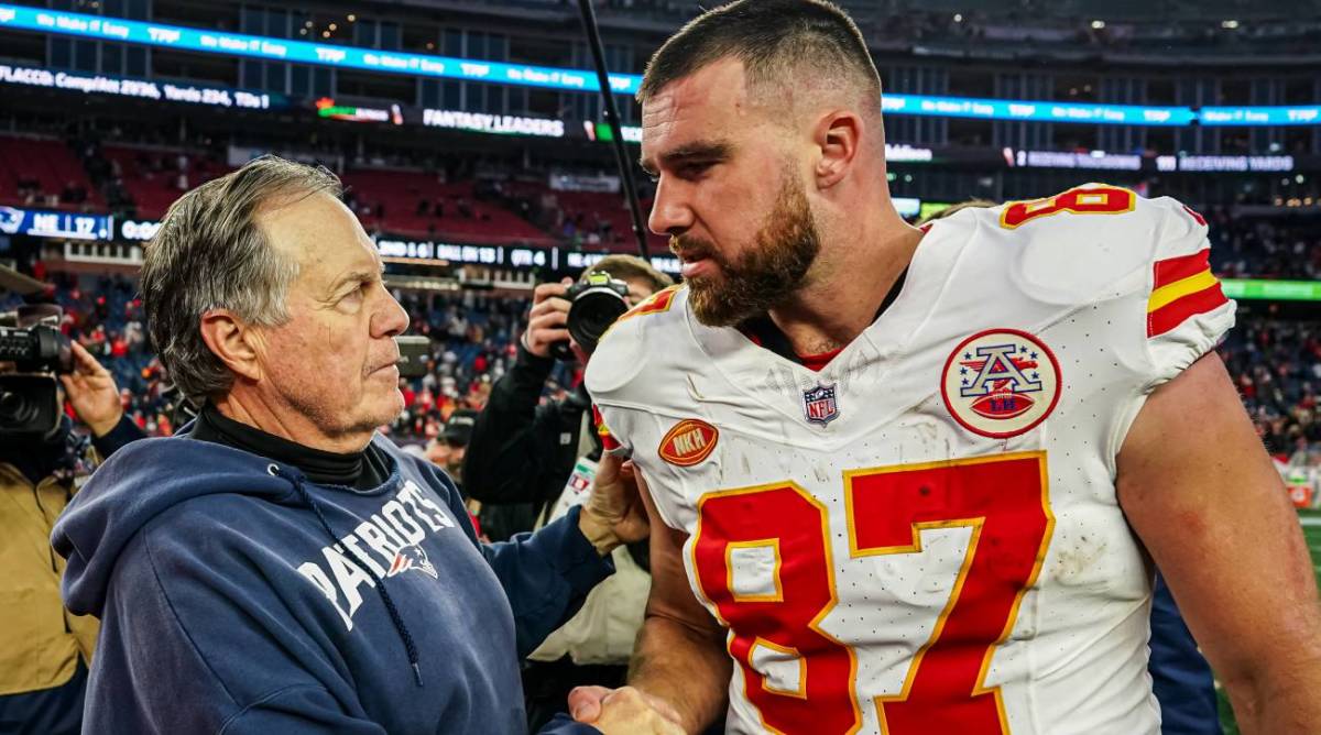 Travis Kelce and Bill Belichick shake hands after the Chiefs beat the  Patriots, 27-17, at Gillette Stadium