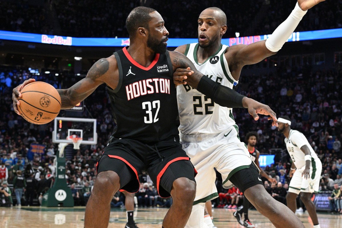 Houston Rockets forward Jeff Green (32) drives to the basket against Milwaukee Bucks forward Khris Middleton (22) 