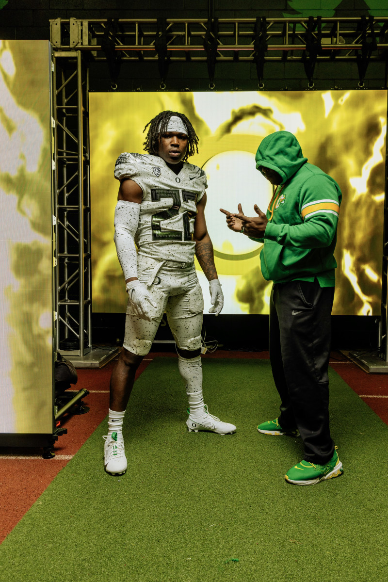 Jay Harris poses with Oregon running backs coach Carlos Locklyn.