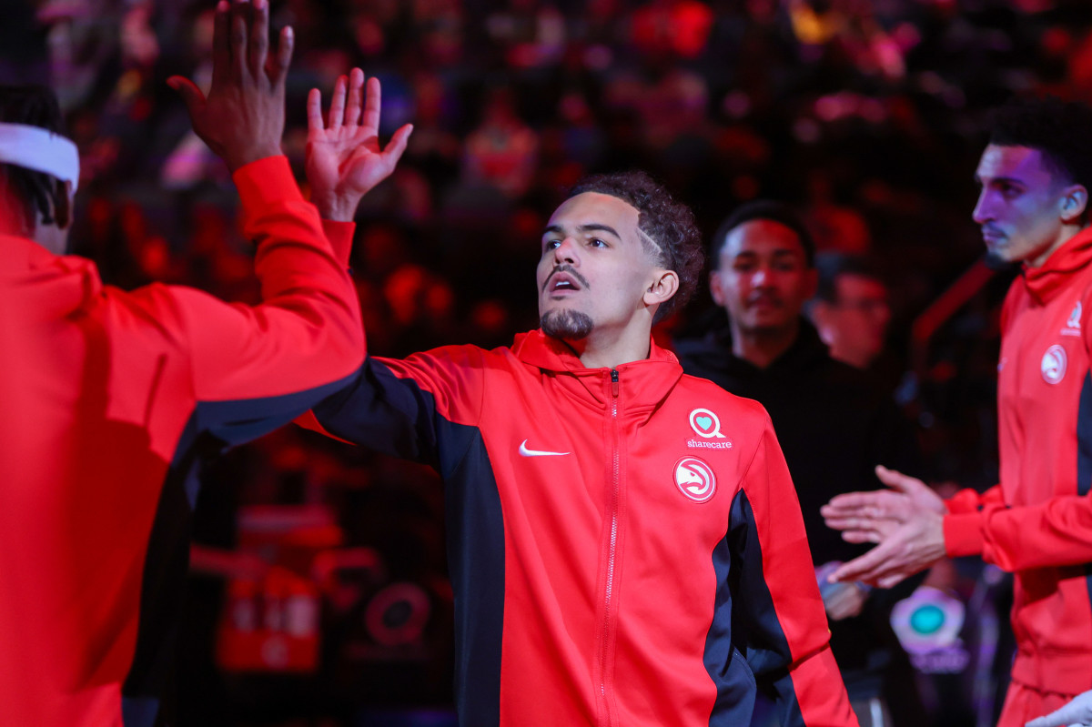 Trae Young in warm-ups vs the Pistons