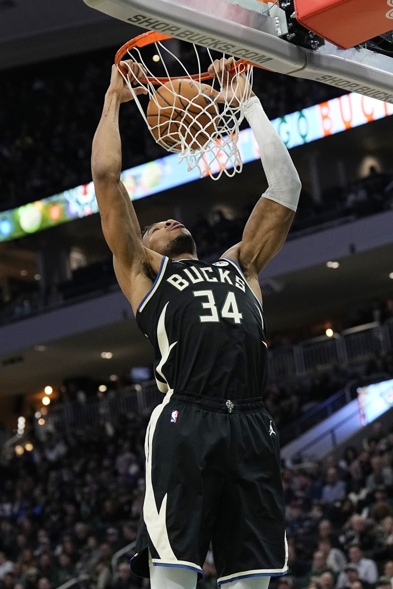 Milwaukee Bucks forward Giannis Antetokounmpo dunks against the San Antonio Spurs.