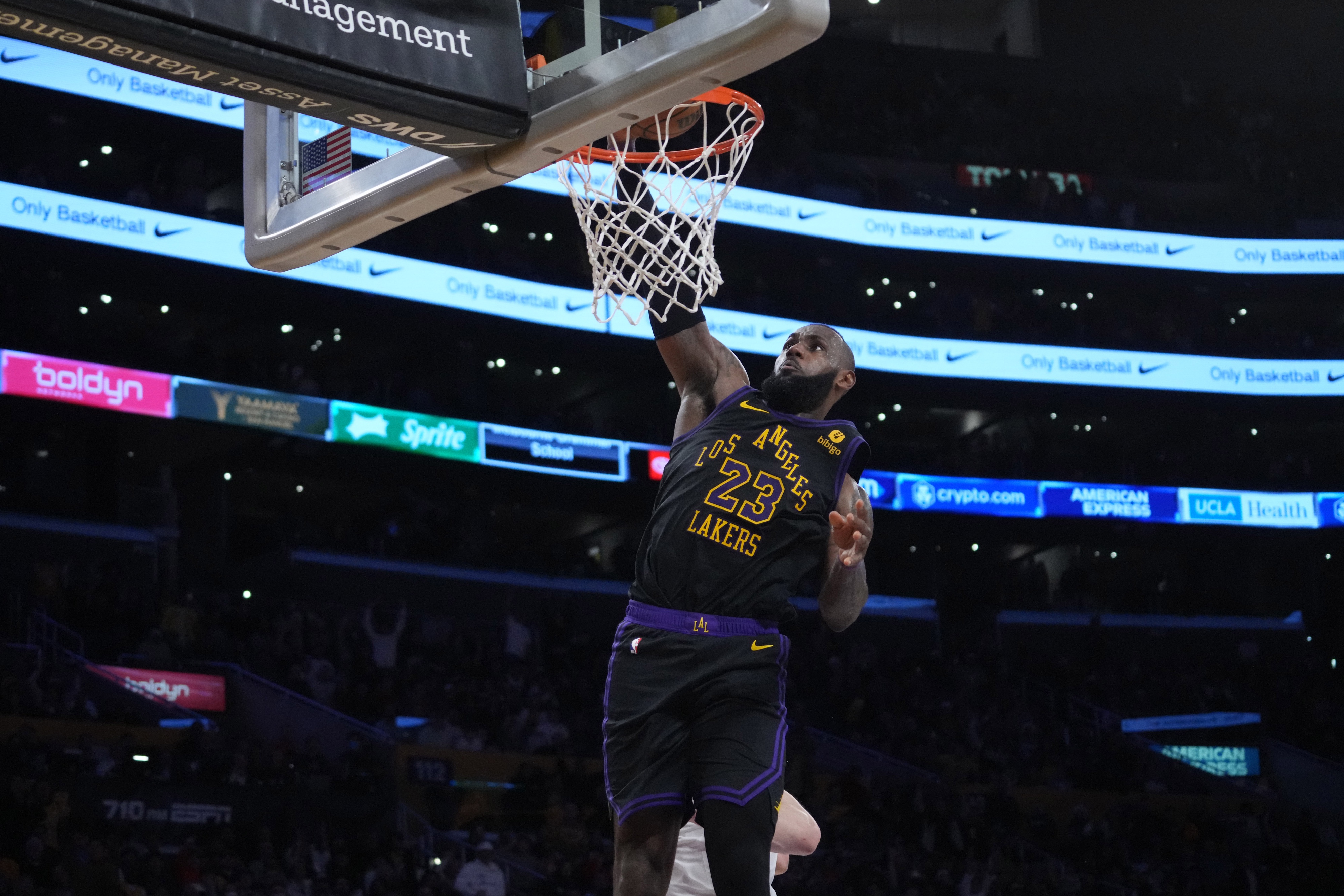 LeBron James' Dunk Is Going Viral In Lakers-Bulls Game - Fastbreak on  FanNation