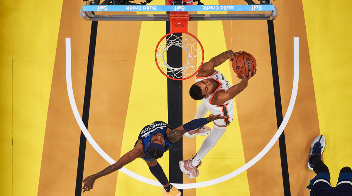 The Spurs’ Victor Wembanyama drops a reverse slam dunk vs. Minnesota.