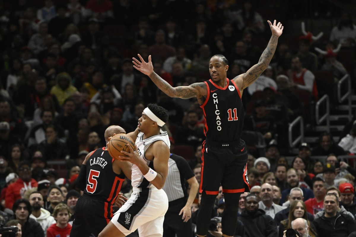 Chicago Bulls forward DeMar DeRozan (11) defends agao9jst San Antonio Spurs forward Keldon Johnson (3) during the first half at the United Center. 