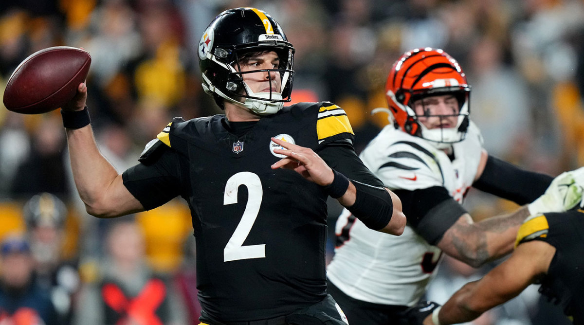 Mason Rudolph throws a pass for the Steelers against the Bengals