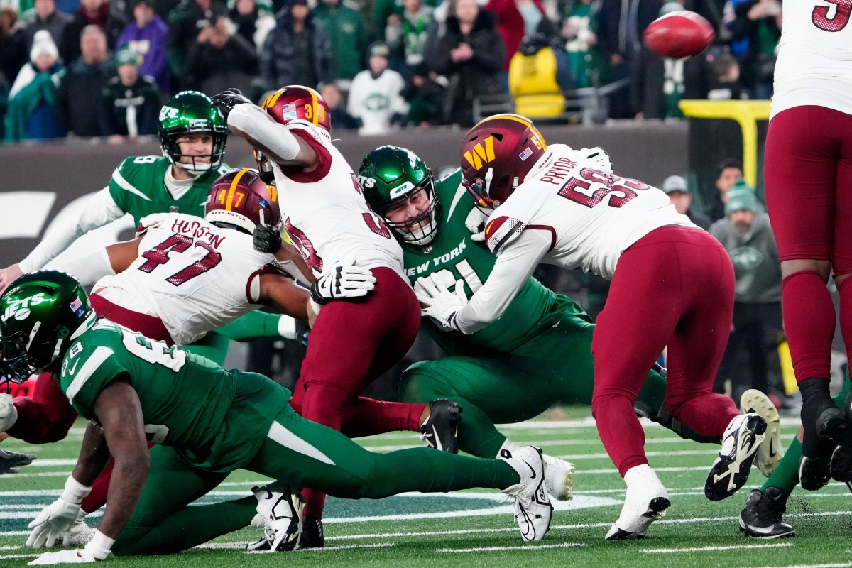 New York Jets offensive tackle Max Mitchell (61, center) Washington Commanders defensive end Joshua Pryor (59) as New York Jets place kicker Greg Zuerlein (9) kicks a 54-yard field goal to win the game, 30-28 in the last seconds of the game, Sunday, December 24, 2023.