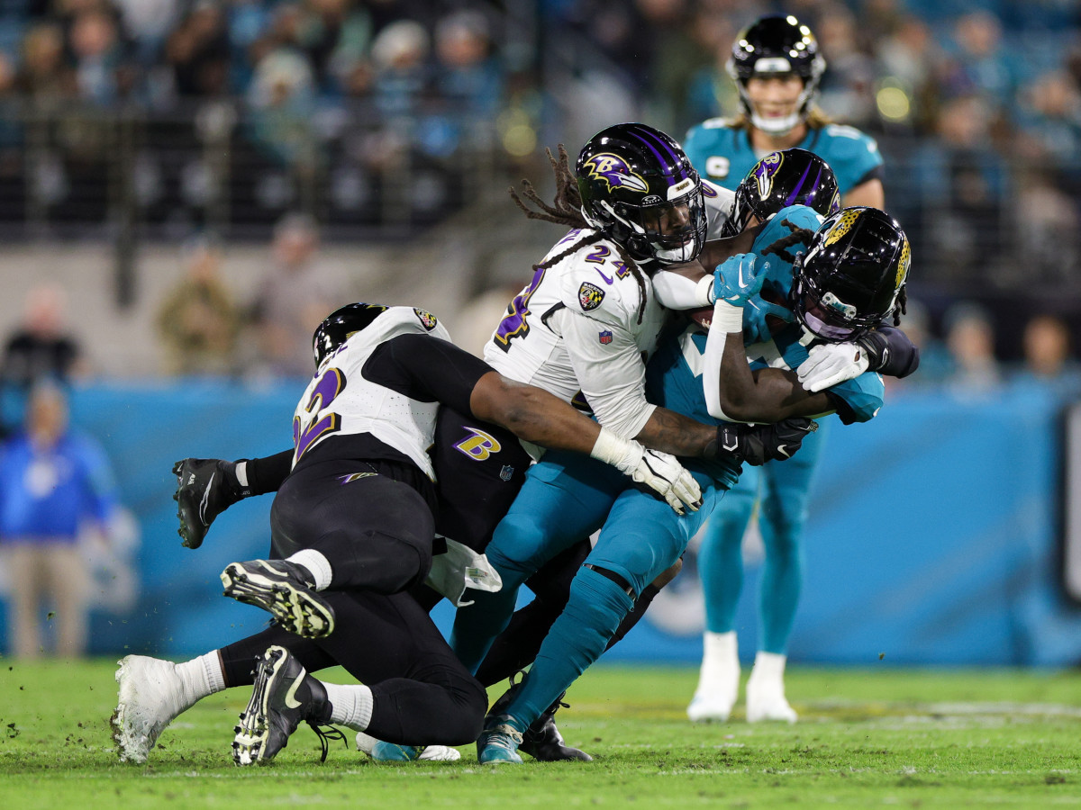 Clowney assisting on a tackle of Jacksonville Jaguars RB D'Ernest Johnson in Week 16 (17th Dec., 2023)