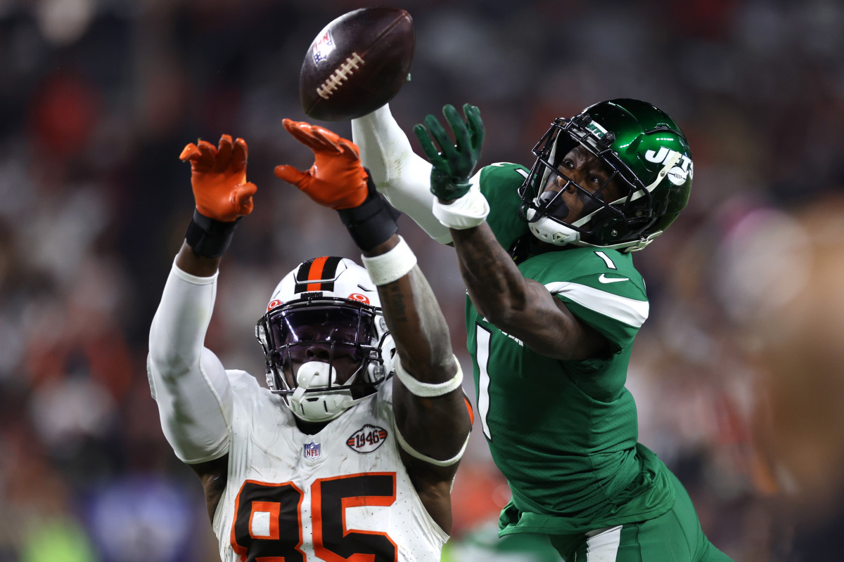 Jets' CB Sauce Gardner breaks up a pass intended for Browns' TE David Njoku on TNF