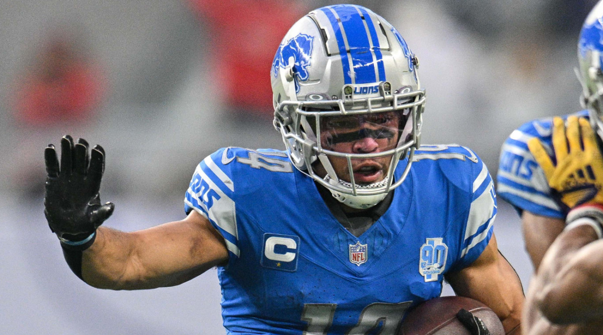 Lions receiver Amon-Ra St. Brown runs down the field with the ball.