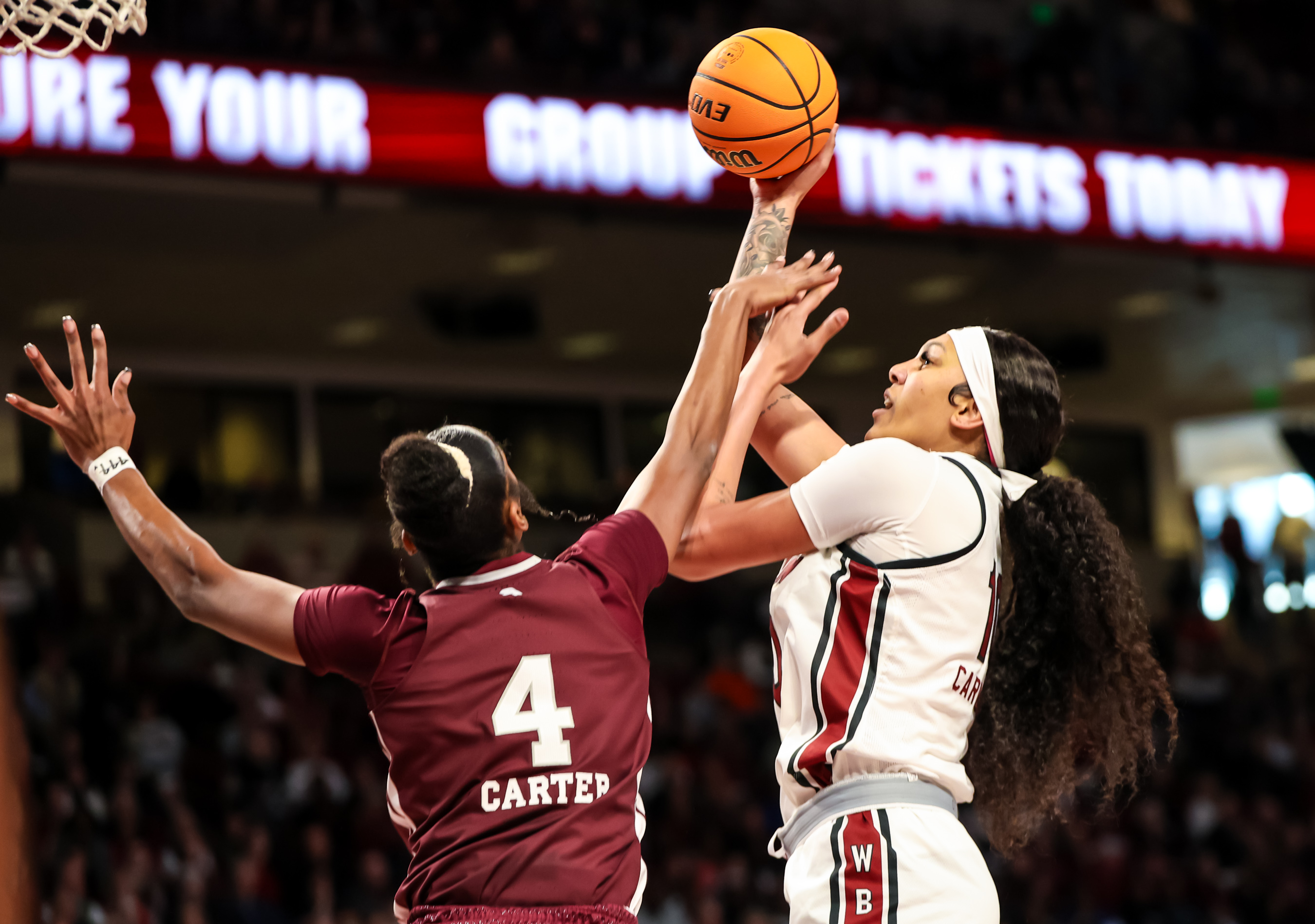 Kamilla Cardoso puts up a shot against Mississippi State Center Jessika Carter (7th Jan., 2023)