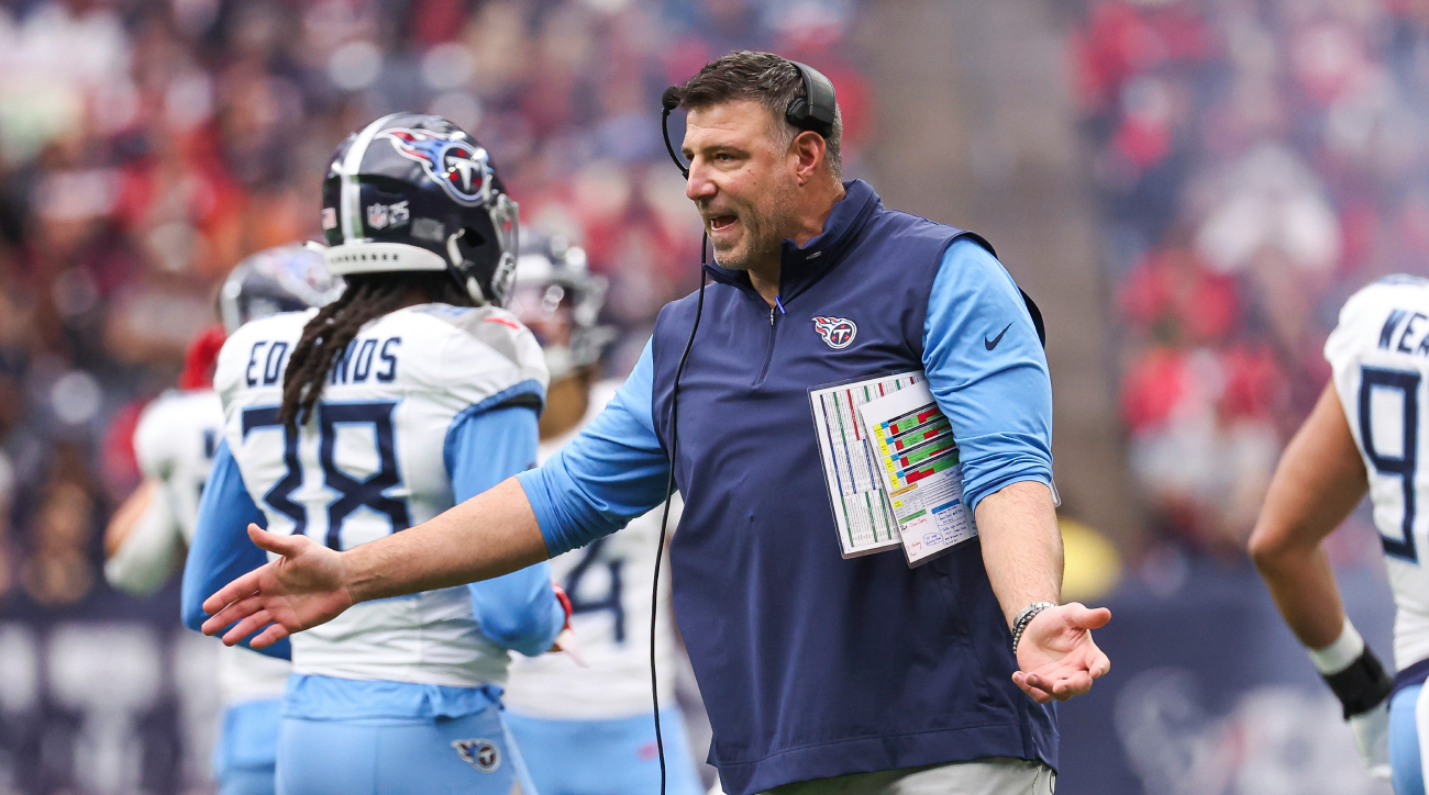 Tennessee Titans coach Mike Vrabel gestures during a game.