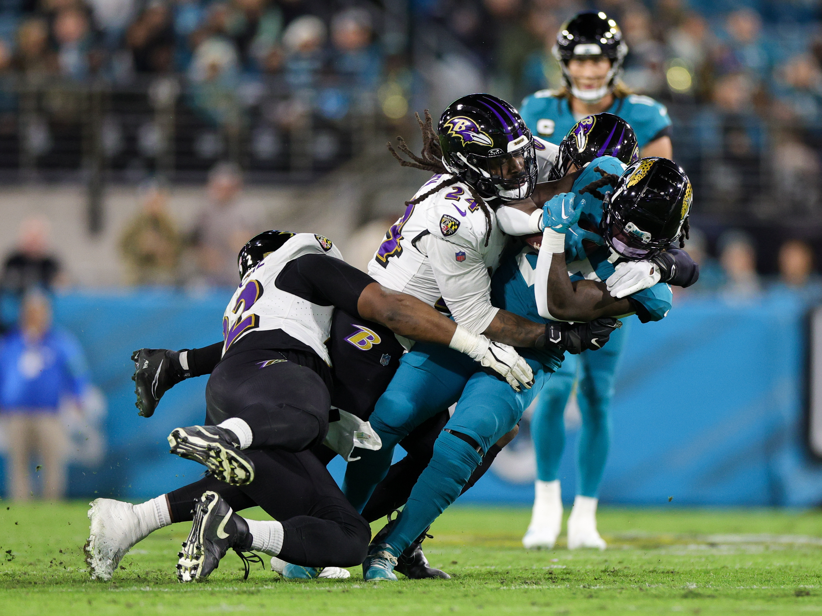 Jadeveon Clowney assisting in a tackle of Jaguars RB D'Ernest Johnson (17th Dec., 2023)