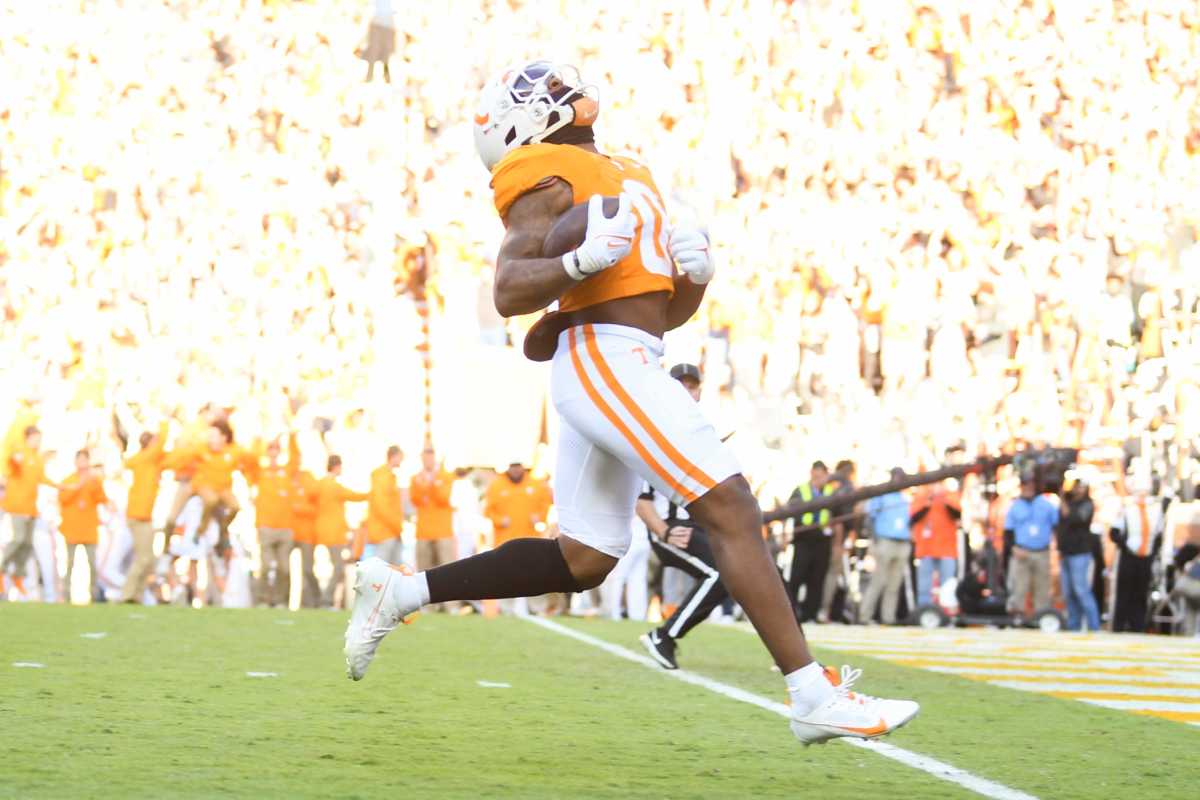 Tennessee Volunteers RB Jaylen Wright scoring a touchdown vs. Georgia. (Photo by Randy Sartin of USA Today Sports)