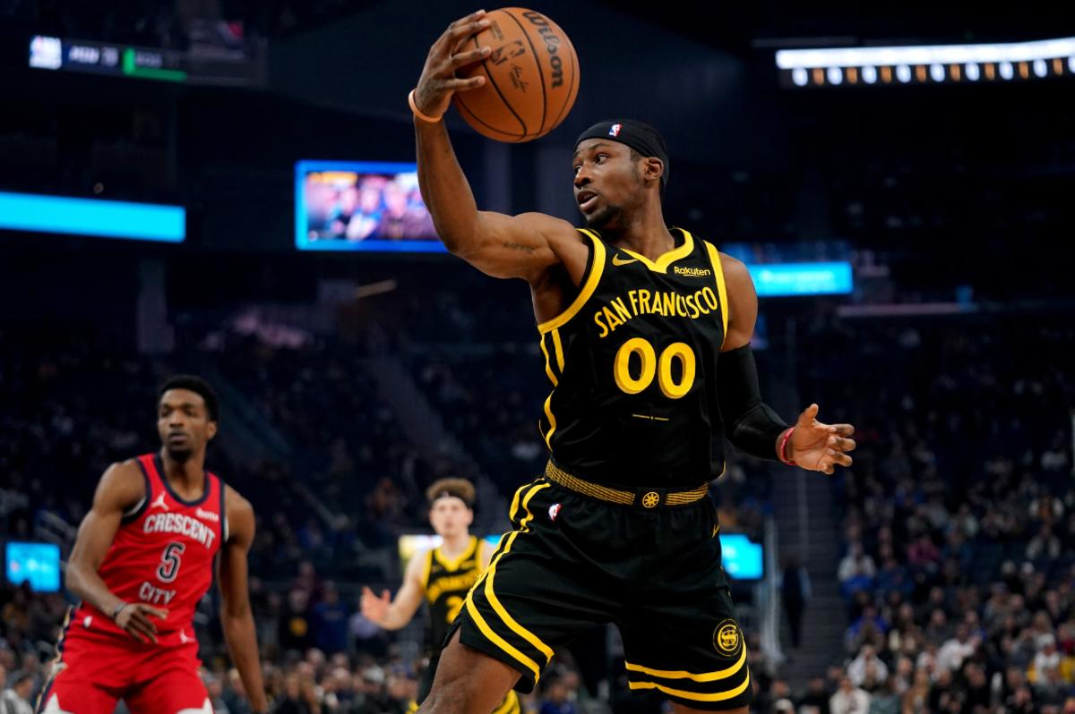 Golden State Warriors forward Jonathan Kuminga (00) holds onto the ball against the New Orleans Pelicans in the first quarter at the Chase Center.