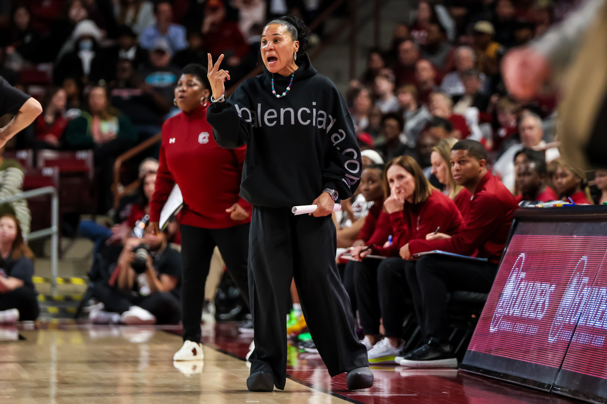 Dawn Staley talking to an official during the Gamecocks matchup with Mississippi State (7th Jan., 2024)