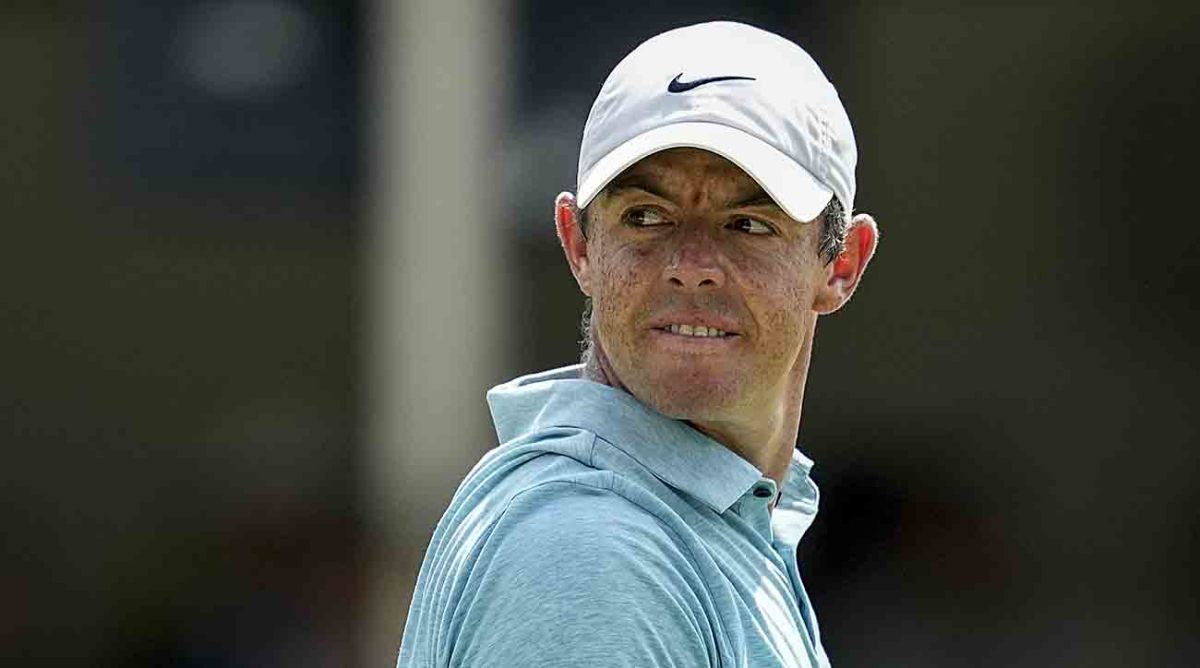 Rory McIlroy prepares to putt on the 7th green during the second round of the 2023 Tour Championship.