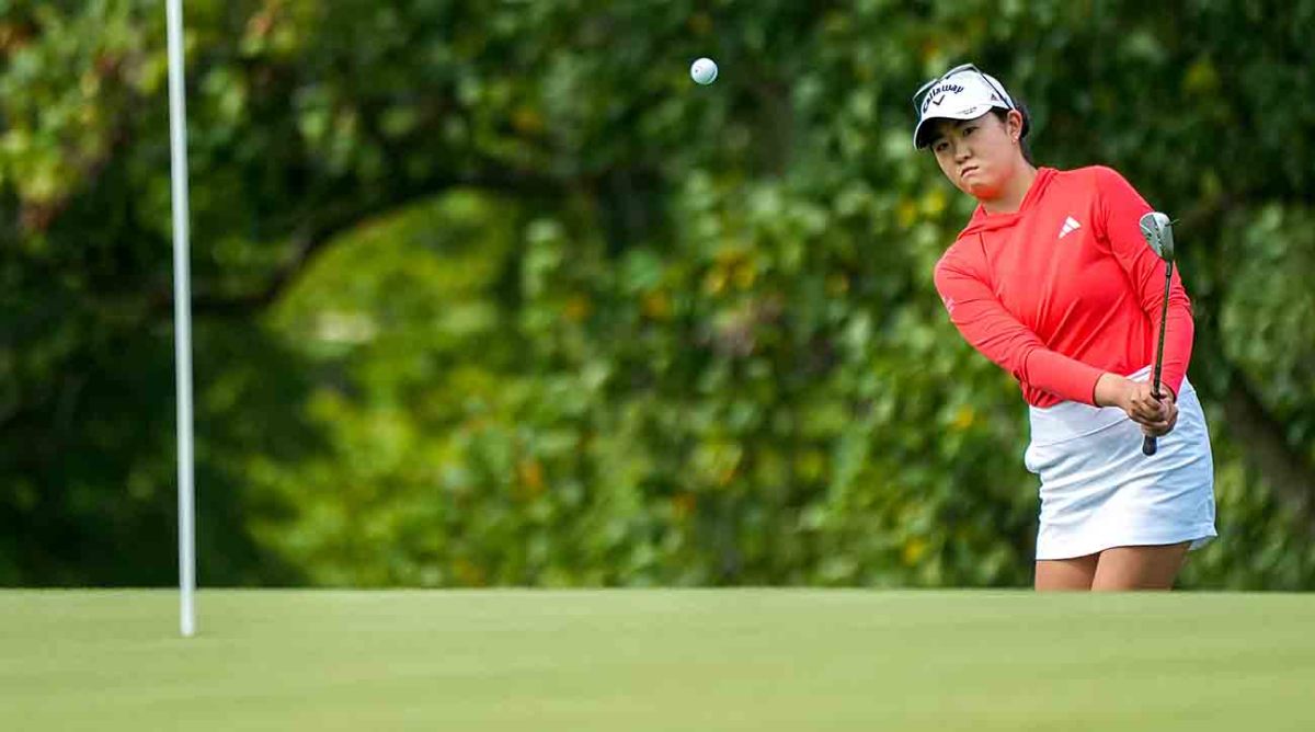 Rose Zhang chips onto the green of the first hole at the 2023 Kroger Queen City Championship presented by P&G at Kenwood Country Club in Madeira, Ohio.