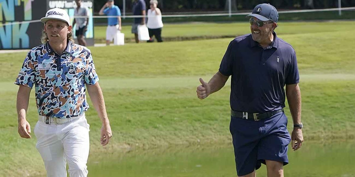 Cameron Smith and Phil Mickelson (thumbs up) are pictured at the 2022 LIV Golf Miami Team Championship.