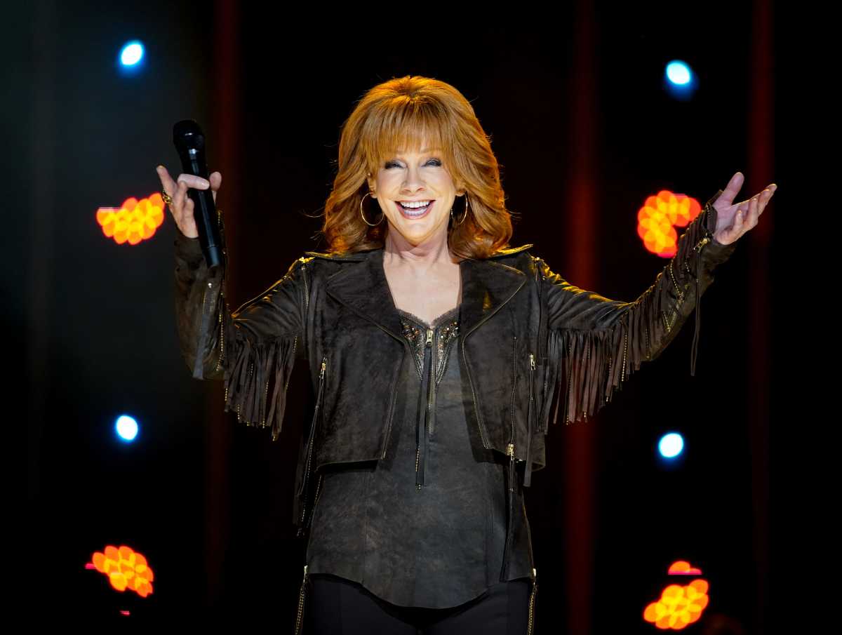 Reba McEntire to Sing National Anthem at Super Bowl LVIII in Las Vegas,  Post Malone, Andra Day Also Part of NFL Pregame Lineup - Sports Illustrated  Tennessee Titans News, Analysis and More