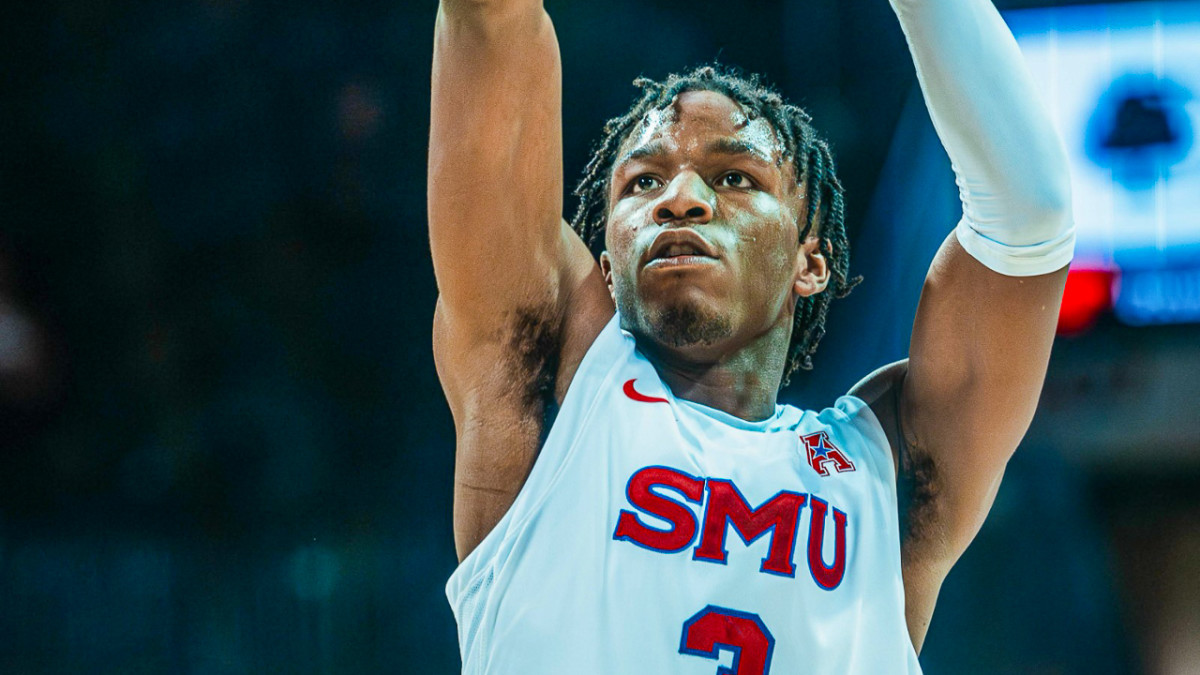 Mustangs' Chuck Harris puts up a shot against Temple