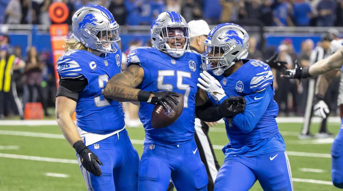 Derrick Barnes (55) celebrates with linebacker Alex Anzalone (left) and linebacker Jalen Reeves-Maybin 