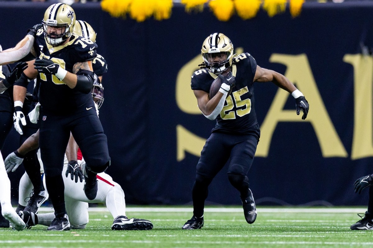 New Orleans Saints running back Kendre Miller (25) picks up yards against the Atlanta Falcons. Mandatory Credit: Stephen Lew-USA TODAY Sports