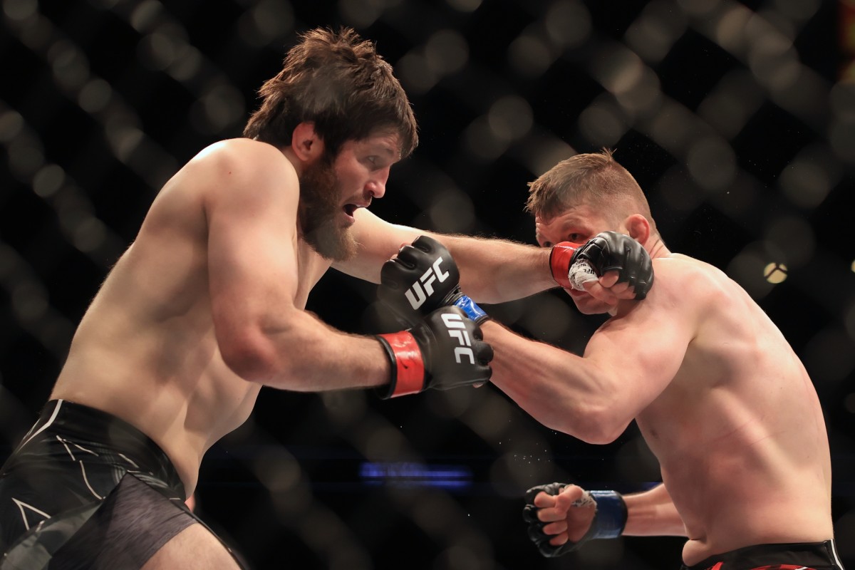 Aliaskhab Khizriev (red gloves) fights Denis Tiuliulin (blue gloves)